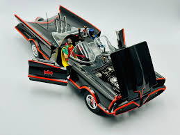 VOITURE DE COLLECTION / BATMAN